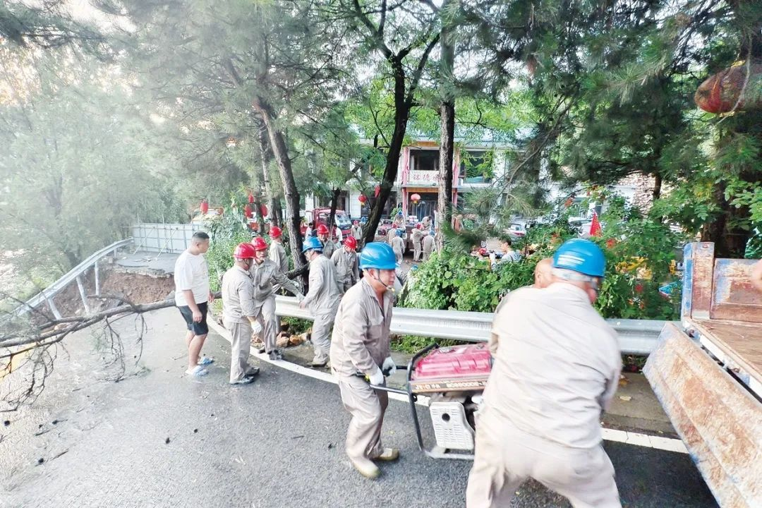 中国能源报《能源电力系统奋战防汛救灾一线》